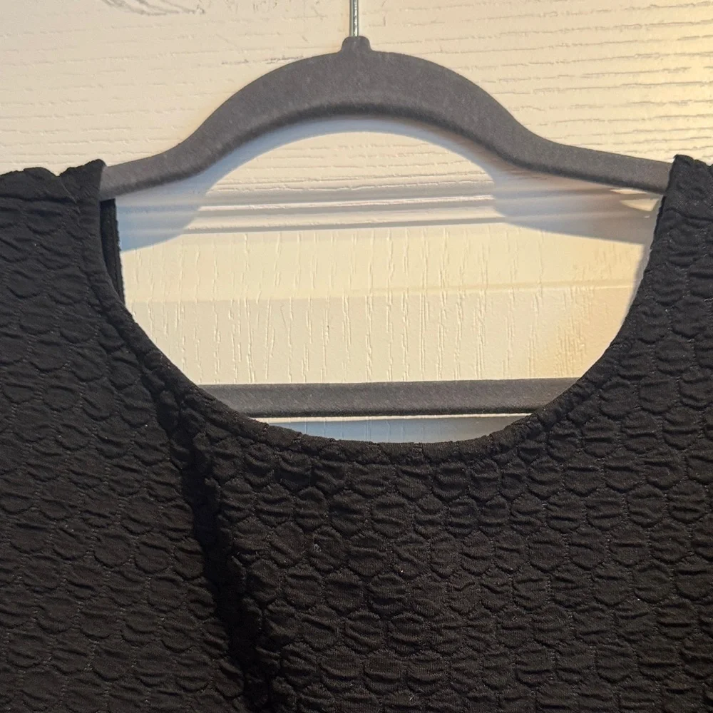 Elegant Black Textured Women's Blouse - Picture 6 of 8